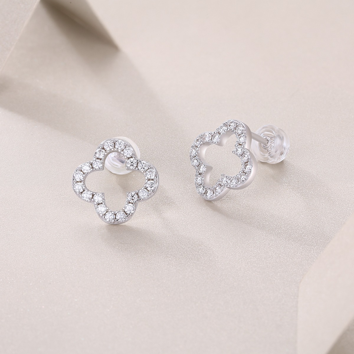 Uran Moissanite Earrings