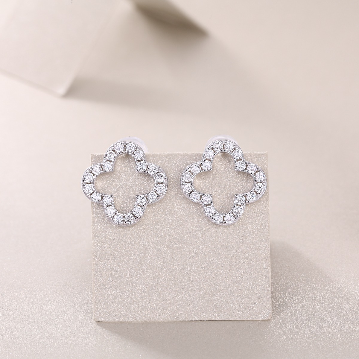 Uran Moissanite Earrings