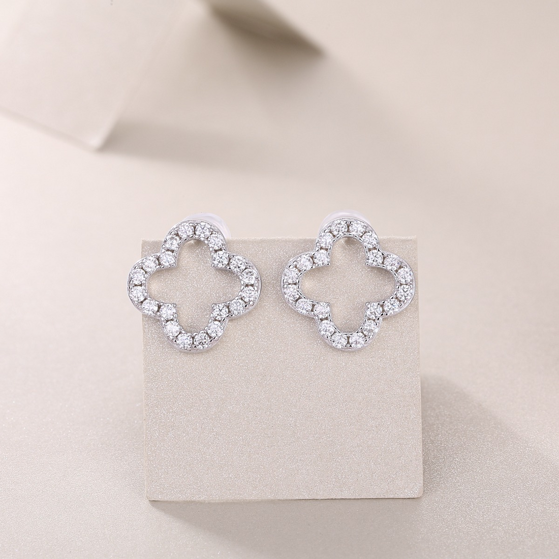 Uran Moissanite Earrings