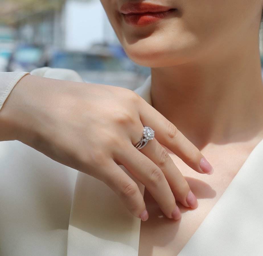 2CT Halo Round Cut Twisted Moissanite Ring