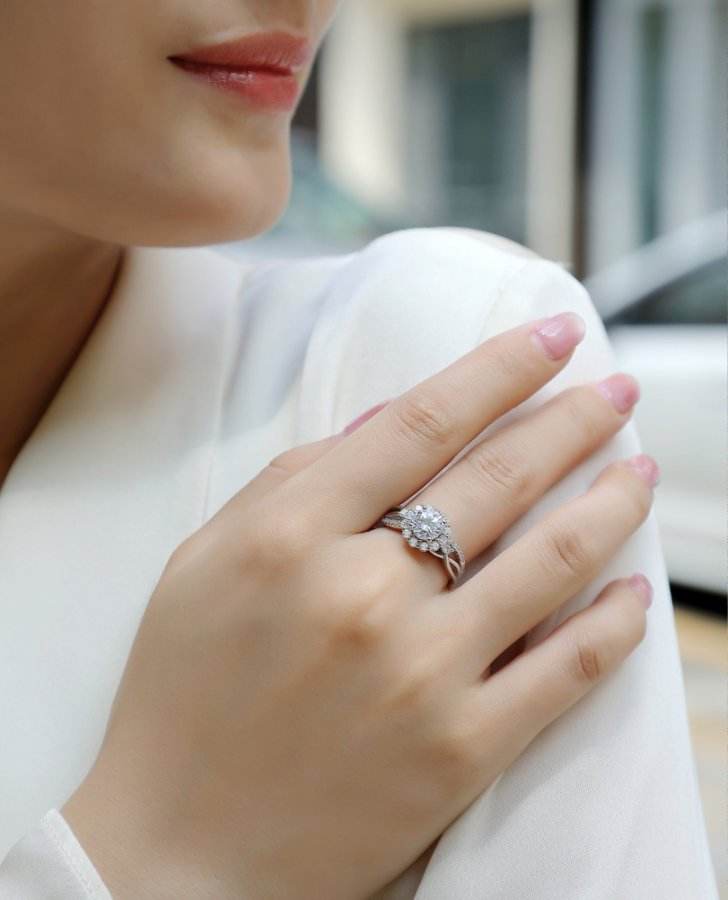 2CT Halo Round Cut Twisted Moissanite Ring