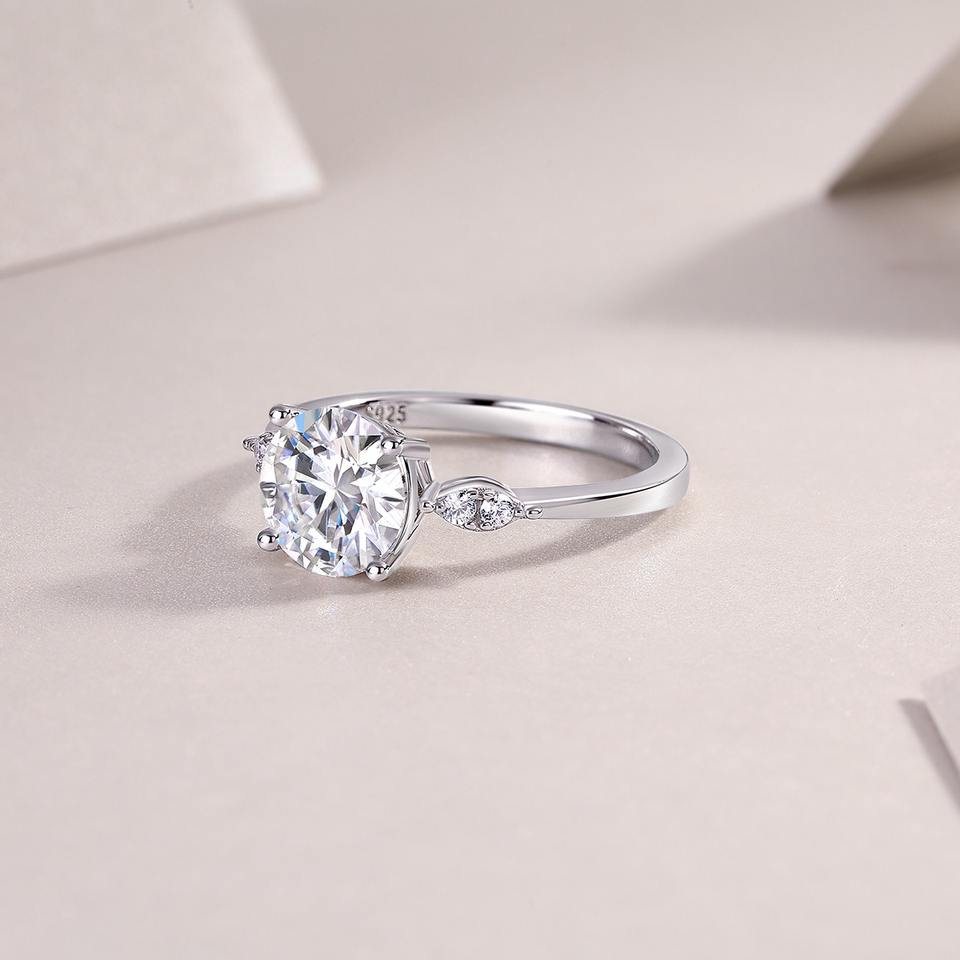 Women’s Moissanite Diamond Ring