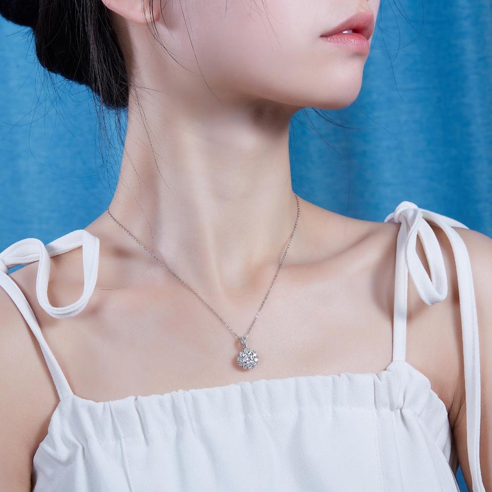 Flower Design Pendant Necklace