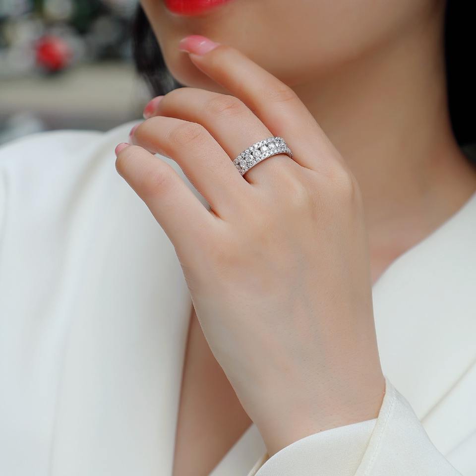 Round Cut Moissanite Engagement Ring