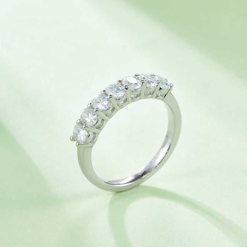 Graceful Moissanite Wedding Ring