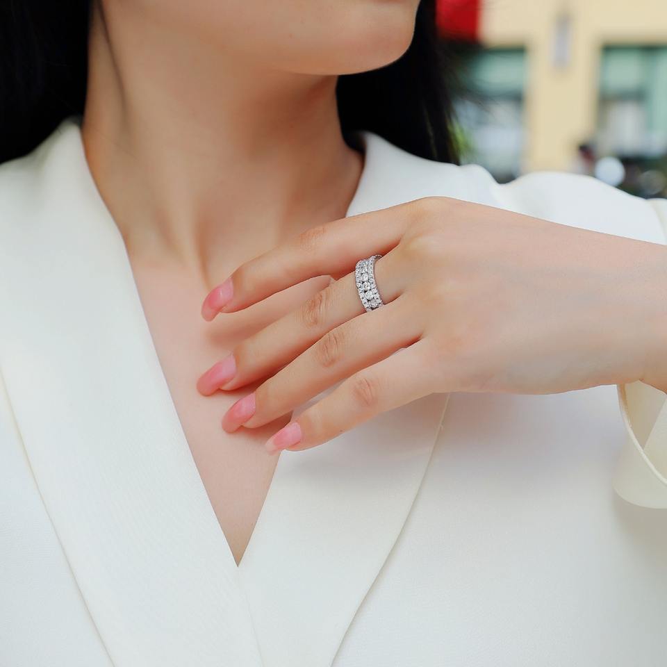 Round Cut Moissanite Engagement Ring