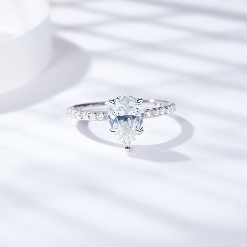 Halo Radiant Cut Moissanite Ring (Kopia)