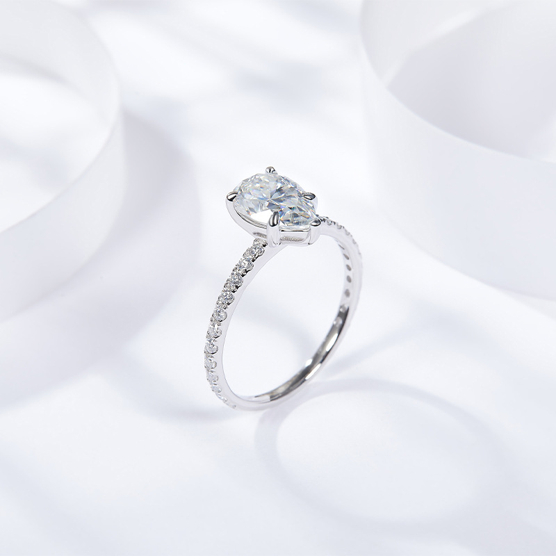 Halo Radiant Cut Moissanite Ring (Kopia)