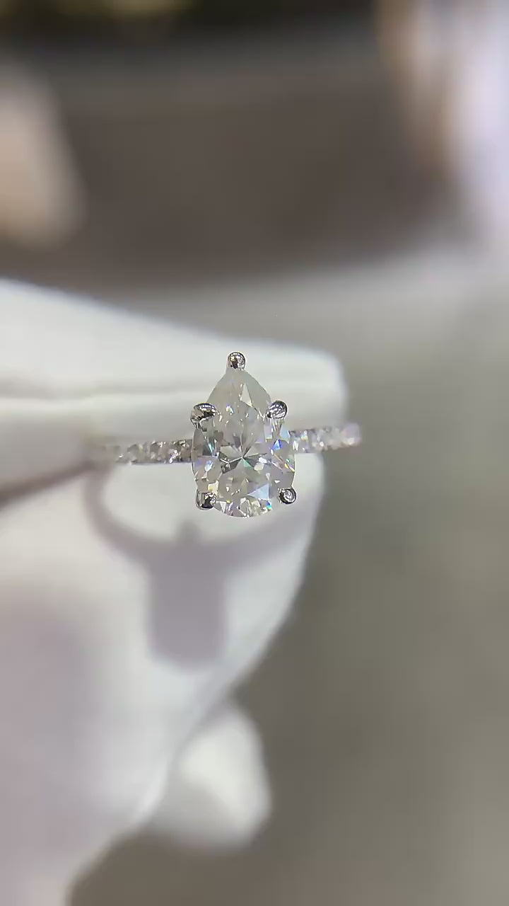 Halo Radiant Cut Moissanite Ring (Kopia)